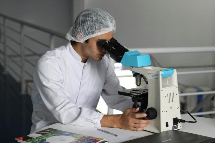 Hombre usando un microscopio